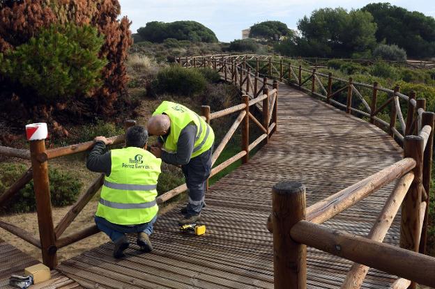 Reparaciones en la pasarela peatonal de las Dunas de Artola. :: josele-lanza/