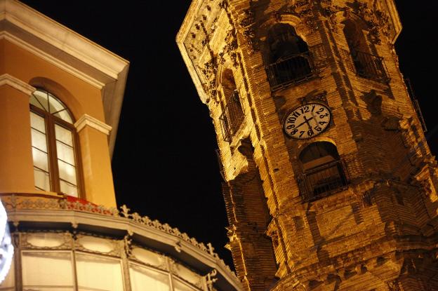Imagen del reloj, ubicado en la torre de San Sebastián, que dará las doce campanadas . :: a. j. guerrero/