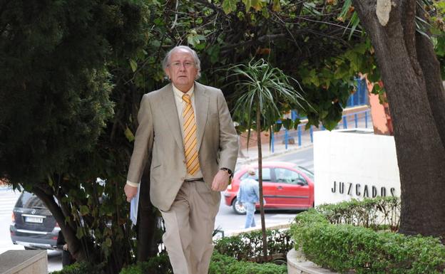 Imagen de archivo del constructor granadino Carlos Sánchez camino del juzgado de instrucción número 5 de Marbella para prestar declaración como imputado en el caso Malaya./Josele-Lanza -