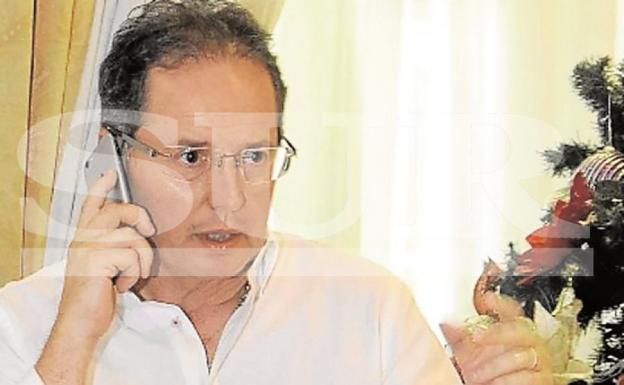 Carlos Fernández atendió por teléfono la llamada de SUR. /D. ALÁNIZ