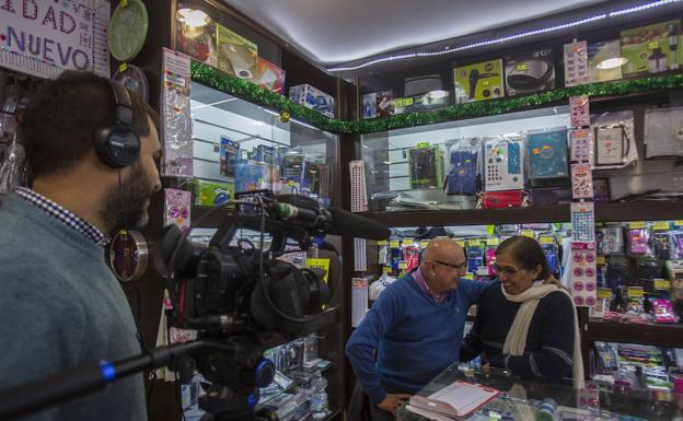 Grabación. El cineasta Rakesh Narwani filma a sus padres, Bhagwan y Manju en el Bazar Kirpa para el documental./Fran Acevedo