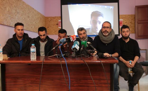 Familiares de internos del ‘CIE’ de Archidona junto a miembros de la plataforma en la comparecencia. /Fernando Torres