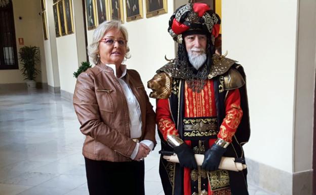 La concejala de Fiestas, Teresa Porras, junto al Rey Gaspar, durante la presentación del desfile de este año.