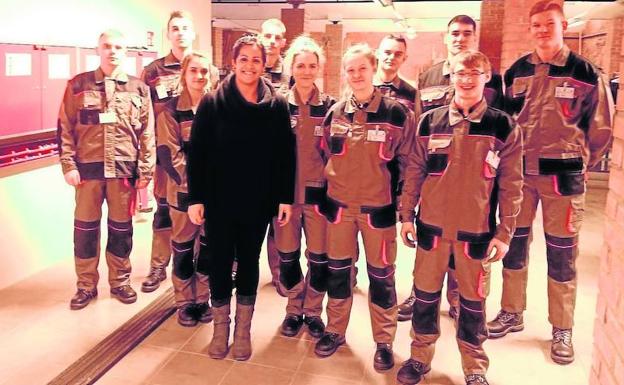La malagueña Rocío Barroso, con sus estudiantes de mecánica de la empresa Vitalis, en Leipzig. /Sur
