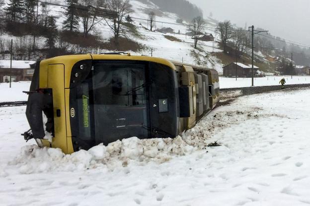 Imagen del tren descarrilado en el cantón de Berna a causa de un fuerte golpe de viento, y que dejó ocho heridos, en su mayoría leves. :: AFP/