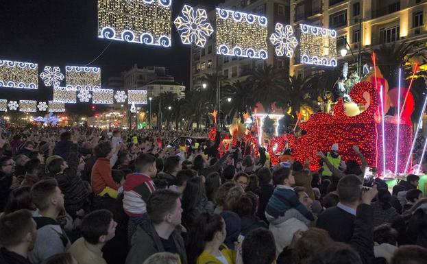 Miles de personas abarrotaron las calles del Centro para asistir al desfile, que estuvo más concurrido que otros años./Ñito Salas
