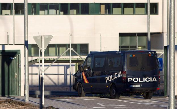 Un furgón de la Policía Nacional accede a la cárcel de Archidona (archivo)./EFE