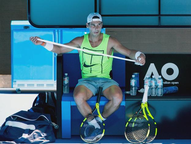 Rafa Nadal prepara el 'grip' de su raqueta, ayer en Melbourne. :: efe/