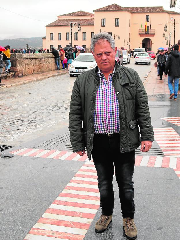 Guerrero posa para esta entrevista junto al Puente Nuevo. v. melgar /