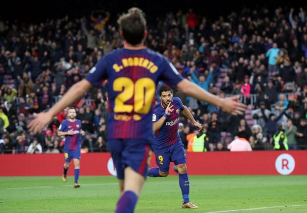 Sergi Roberto acude a felicitar a Luis Suárez tras lograr este el 2-0. :: albert gea. reuters/