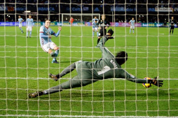 Keylor Navas para a Iago Aspas el penalti que el propio portero costarricense cometió sobre el delantero gallego. :: SALVADOR SAS / EFE/