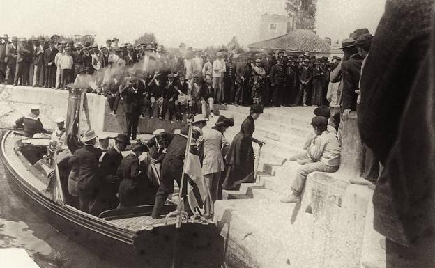 Málaga: Desembarco del séquito de la reina de Inglaterra. 13-5-1906. (positivo en vidrio)