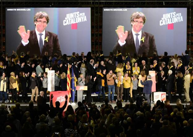 Puigdemont interviene a través de videoconferencia en uno de los mitines de la campaña autonómica. :: afp/