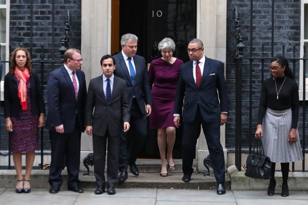 La primera ministra británica sale del10 de Downing Street junto al nuevo jefe del Partido Conservador, a su derecha. :: D. L. O. / afp/