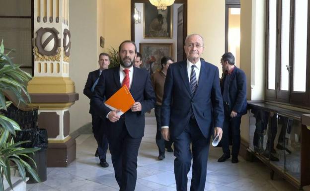 Cassá y De la Torre, en una imagen reciente en los pasillos del Ayuntamiento./Salvador Salas