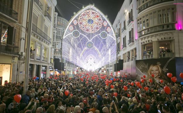 Unas 30.000 personas han asistido cada día a los espectáculos de luces y sonido de la calle Larios/. Fernando González