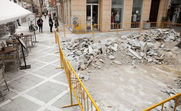 Ya ha comenzado a retirarse el pavimento en el entorno de la iglesia de San Juan. /Álvaro Cabrera