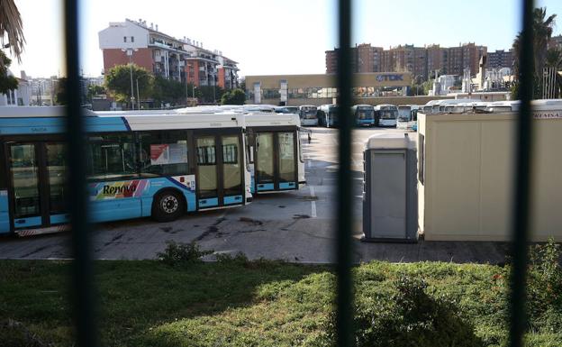 Una treintena de autobuses de la EMT permanecen aparcados en la antigua factoría. /Fernando González