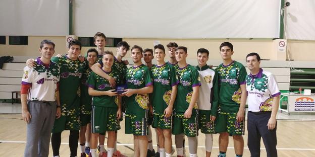 El EBG Farmaquímica Sur posa con el trofeo de vencedor. :: sur
/