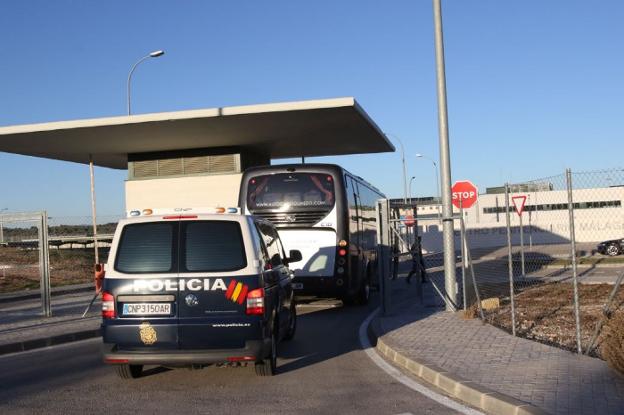 Imagen de archivo de uno de los primeros autobuses que llevaron inmigrantes a la prisión. :: Fernando torres/