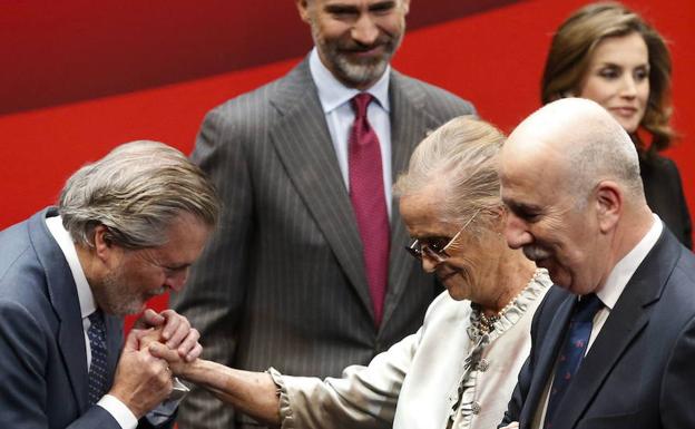 La poeta malagueña María Victoria Atencia recibió en 2016 la Medalla al Mérito en las Bellas Artes. /SUR
