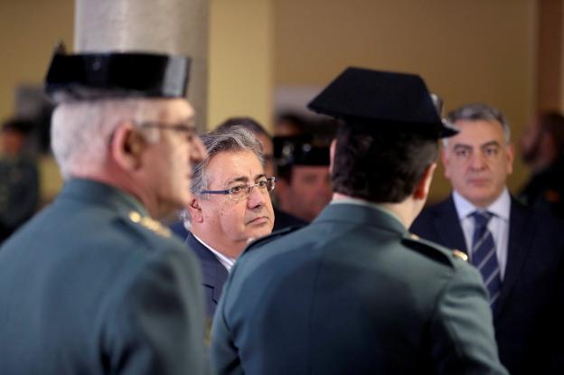 Zoido, durante su visita ayer a Intxaurrondo. :: juan herrero / efe/