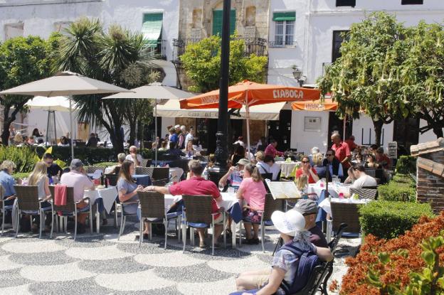Restaurantes en la Plaza de los Naranjos. /Josele-Lanza -