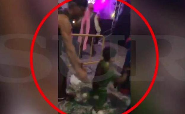 Fotogramas del vídeo grabado por una cuñada de la madre del niño con su móvil, que captó el momento del supuesto intento de rapto./SUR