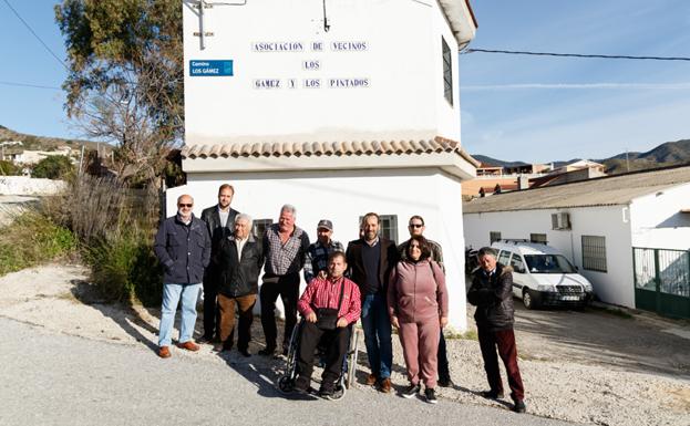 Vecinos de Los Gámez, junto al portavoz de Ciudadanos, Juan Cassá, ayer en la barriada./