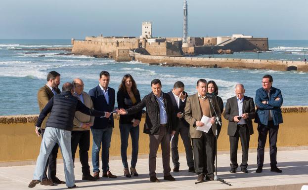 Moreno y Loles López con los ocho presidentes provinciales del PP ayer en Cádiz, entre ellos Gabriel Amat (segundo por la derecha). /Efe