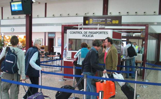 Pasajeros, antes de pasar por el control de seguridad. /Efe