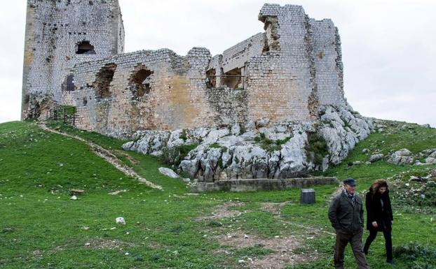 Los responsables del Castillo de Teba recorren parte del recinto amurallado de 25.000 metros cuadrados./F. T.