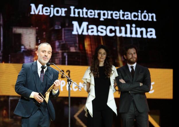 Javier Gutiérrez, protagonista de 'El autor', con el premio a la mejor interpretación masculina. :: efe/