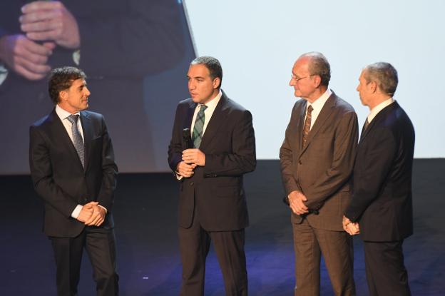 Delgado, Bendodo, De la Torre y De Andrés analizando el trazado de las etapas en Málaga. :: josele-lanza
/