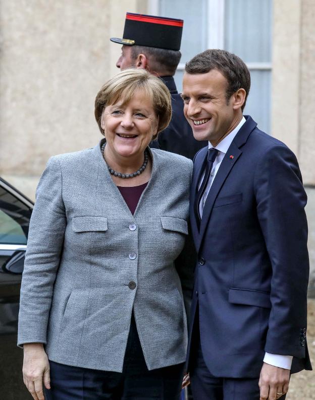 El presidente galo Macron recibe a la canciller Angela Merkel en un encuentro del pasado diciembre. :: afp/