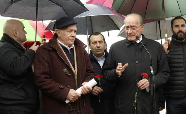 El alcalde ha asistido al acto de homenaje a los fusilados y represaliados malagueños por el franquismo celebrado en el antiguo cementerio de San Rafael. /SUR