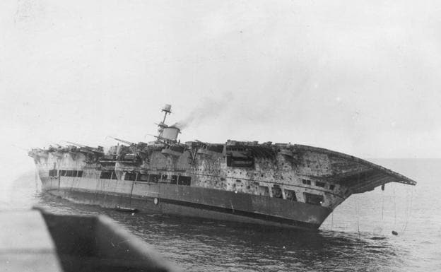 Tras el torpedo de un submarino, el portaaviones Ark Royal se escorÃ³, aunque tardÃ³ en hundirse cerca de quince horas. /FOTO: Royal Navy