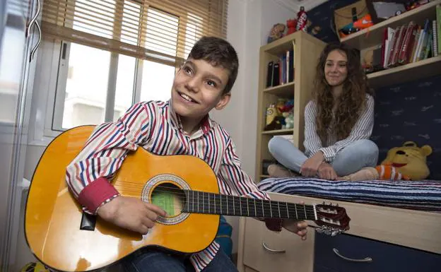 Adrián Martín El Niño Cantante De Vélez Málaga Que Padece Hidrocefalia Recibe El Alta 3856