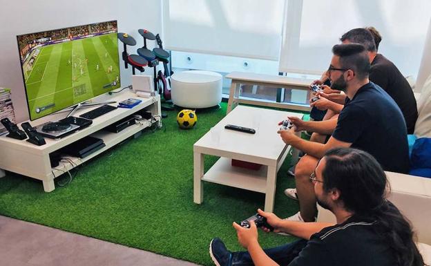 Redvel Games, estudio malagueño especializado en juegos de fútbol, prevé multiplicar su facturación este año. /A. G.