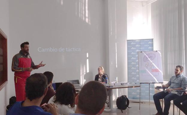 José Luis Abajo Pirri, medallista olímpico de esgrima con España, durante una de las sesiones de formación in-company de ESIC./