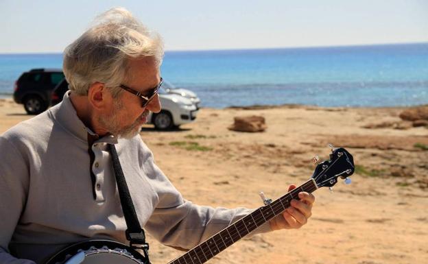 ‘Formentera Lady’. José Sacristán da vida a un ‘hippie’ pasado de rosca en esta cinta de Pau Durá. /SUR