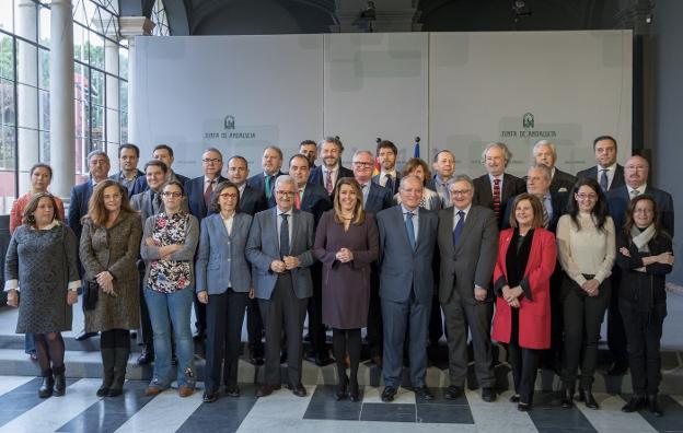 La presidenta andaluza, Susana Díaz, ayer posando con los editores y directores de medios de comunicación de Andalucía. /EFE