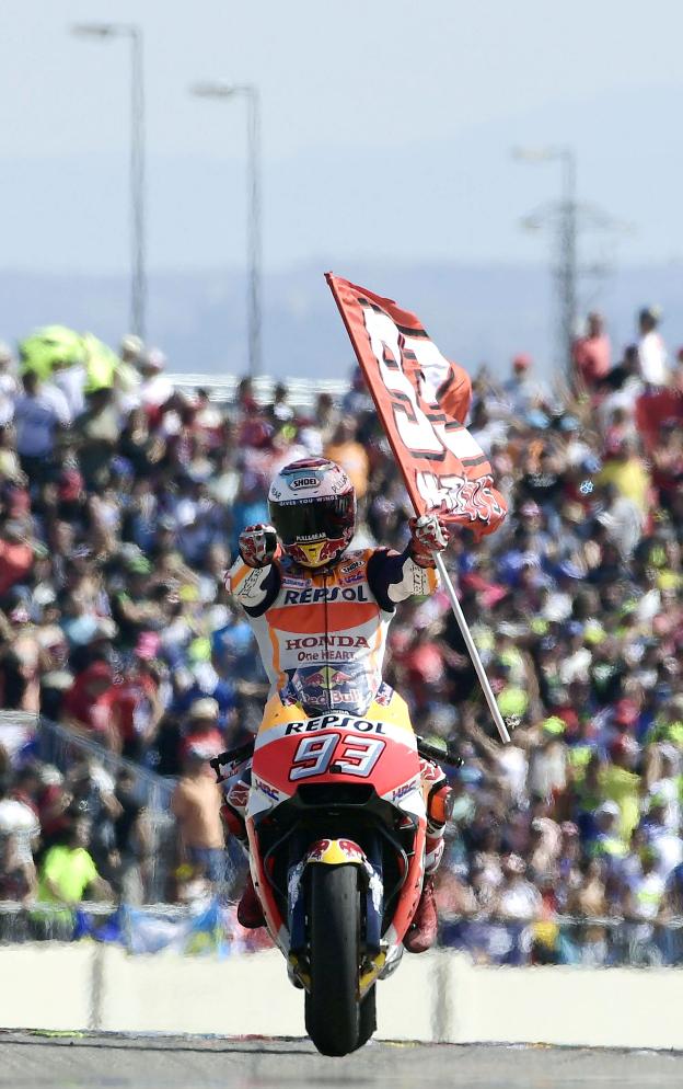 Marc Márquez celebra subido
en su Honda la victoria en
Motorland, en el circuito
aragonés de Alcañiz. :: afp/