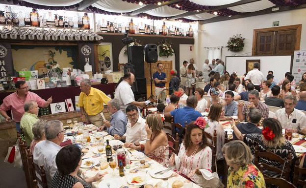 Ambiente de mañana en la caseta La Rebotica, en el real. /SUR