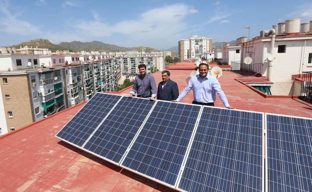 Instalación fotovoltaica en la cubierta de un edificio de la capital. /Fernando González
