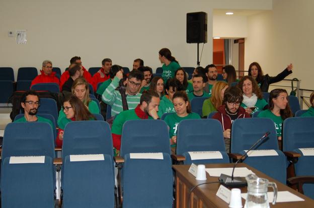 Docentes interinos y bomberos ocuparon en salón. :: charo márquez/