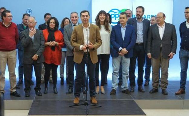 Juanma Moreno, junto a presidentes provinciales y secretarios generales de su partido en Andalucía. /Salvador Salas
