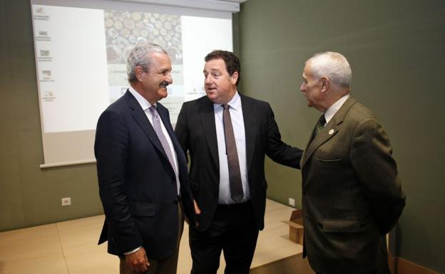 Enrique Glückmann, Jesús Burgos y José Rivas, ayer en el hospital CHIP. /Migue fernández