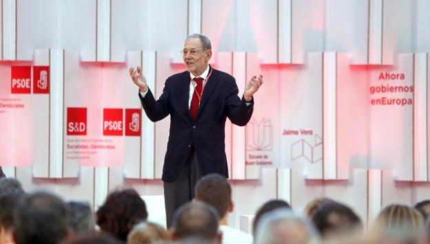 Solana, durante su intervención ayer en la Escuela de Buen Gobierno del PSOE. :: j. j. guillén / efe/