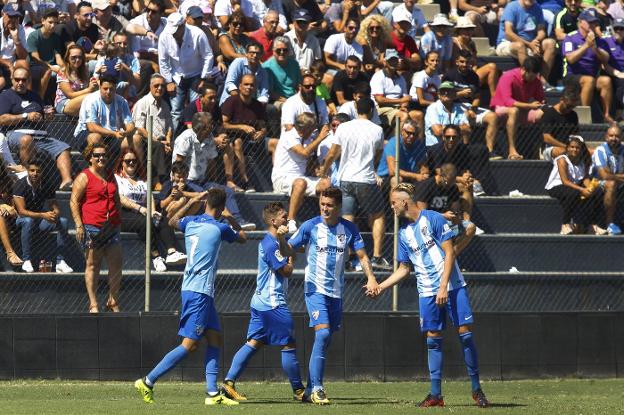 Los jugadores del Malagueño celebran un gol. :: sur/
